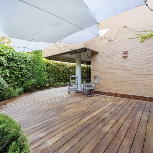 Opførelse af træterrasse af lokalt tømrerfirma i Farsø