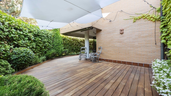 Opførelse af træterrasse af lokalt tømrerfirma i Farsø